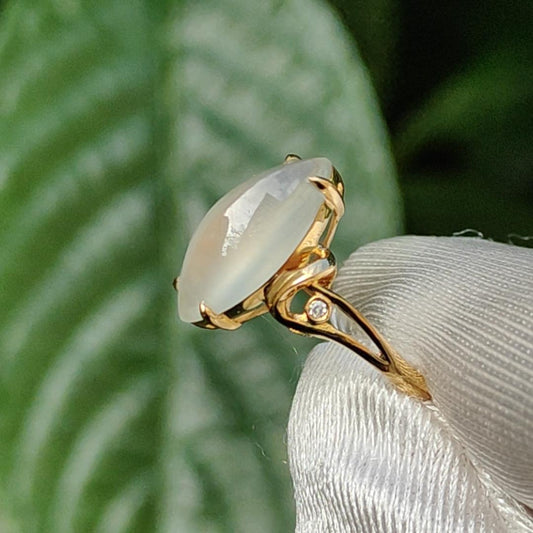 Premium Icy Marquise Cabochon 13.3 * 7.2 * 4 mm Natural Type A Jadeite Jade set on 18k Gold as Ring with certificate weigh 2.25 grams, Finger size 16.8mm (18kring17) Yi Pin Qian