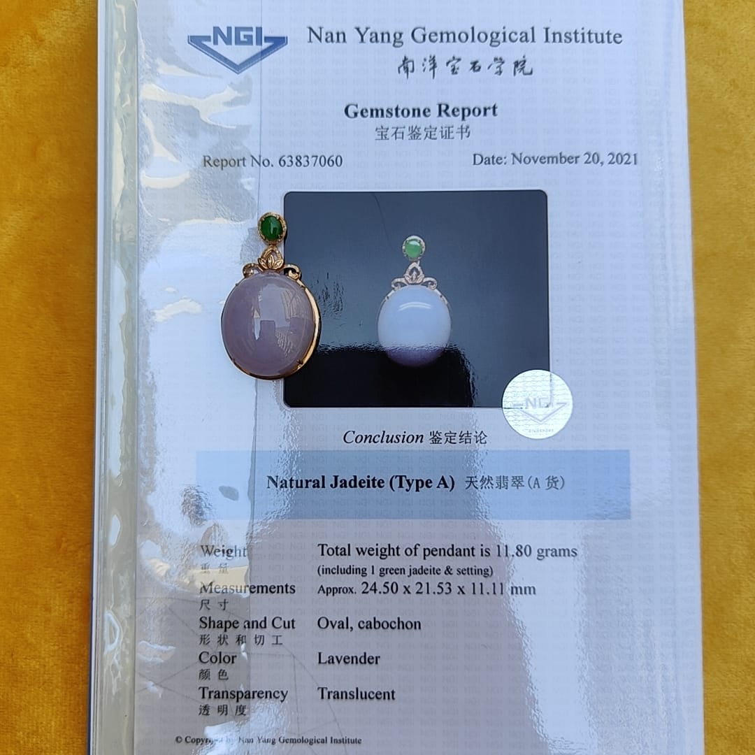 18k Gold setting as pendant with Oval Lavender Cabochon and Green cabochon with NGI Gemstone Report as Natural Type A Jadeite weight 11.80 grams , 24.50 * 21.53 * 11.11 mm , Translucent fine grain crystal aggregate, granular and fibrous texture (18kp7) Yi Pin Qian