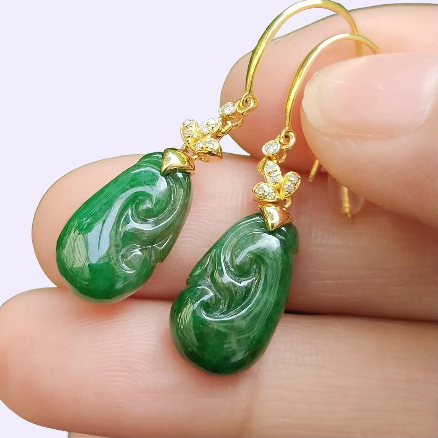 A Pair of Green Ruyi crafted on Natural Type A Jadeite Jade 18k Hook Earrings, Certificate weighs 3.26 grams (18k07) Yi Pin Qian Jadeites Jade Jewelry ~Your Precious Quintessential ~ Singapore