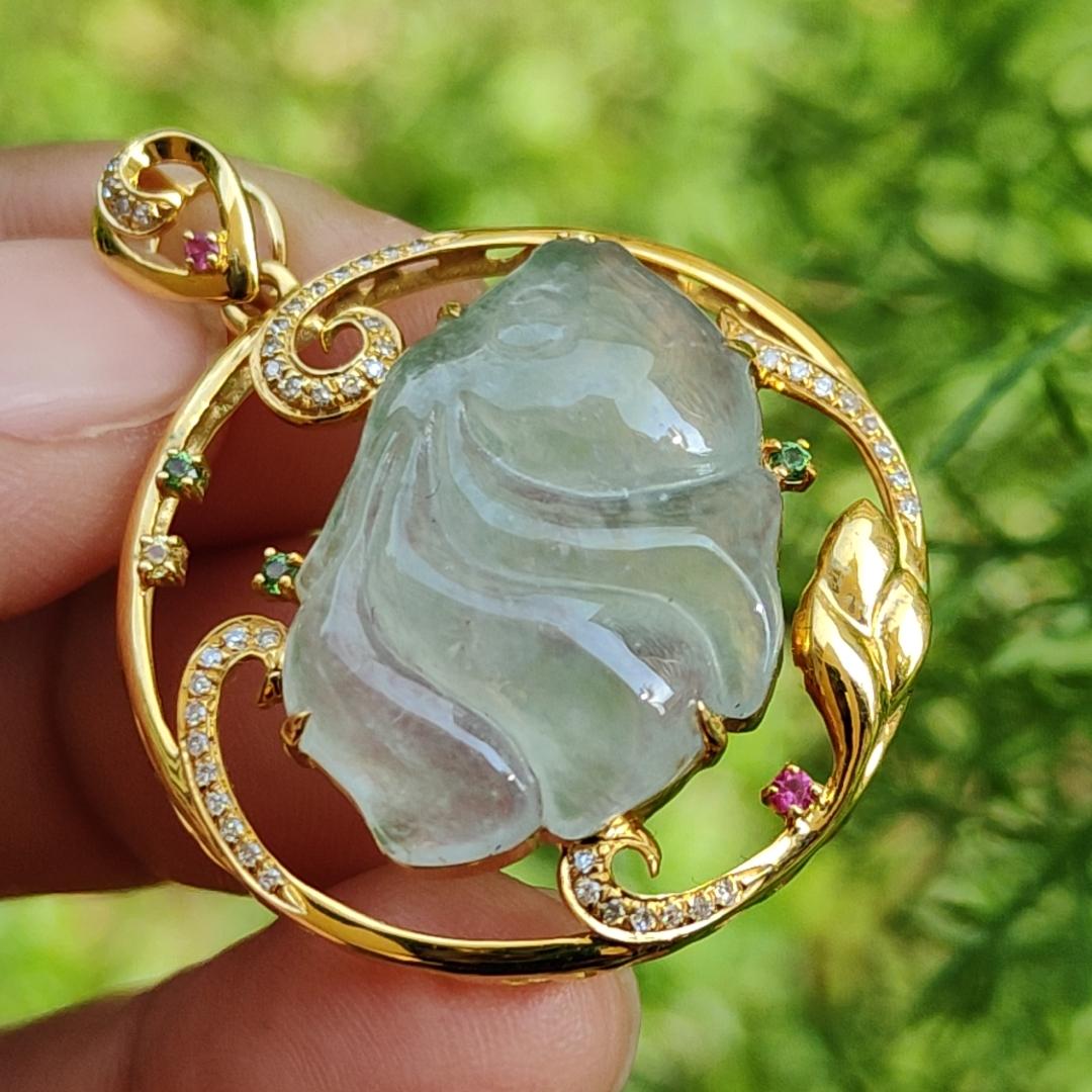 Premium Quality Icy Translucent Natural Type A Jadeite Jade crafted as fish set on 18k gold as Pendant, certificate weighs 5.5 grams, measurement 35.7 * 28.2 * 9mm (18kp53) Yi Pin Qian