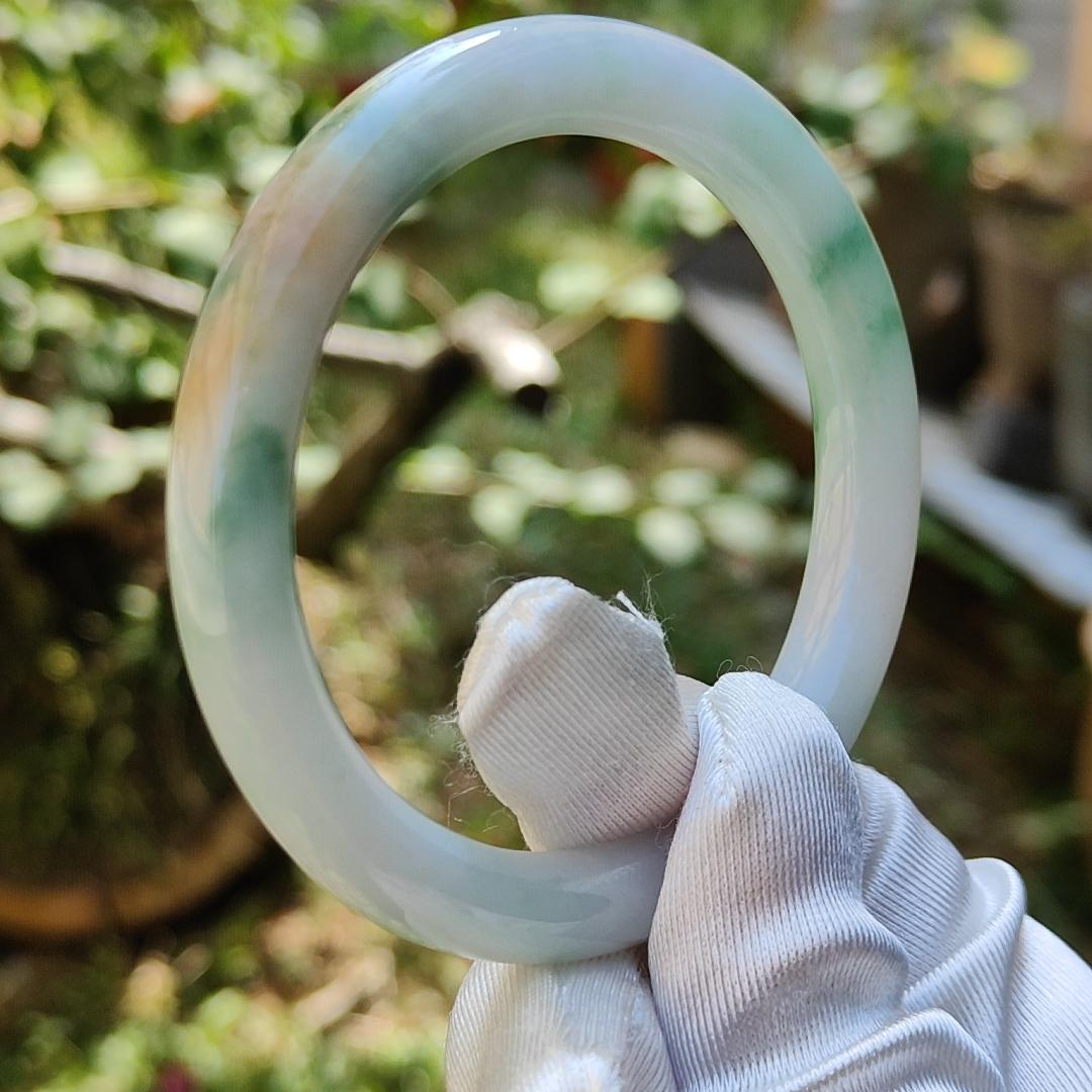 Premium Quality Green and Yellow Natural Type A Jadeite Jade crafted with shapes of Perfect Circle represent Blessed shape bangle, with certificate weigh 36.75 grams, measurement 8.6 * 8.3 (bangle2) Yi Pin Qian