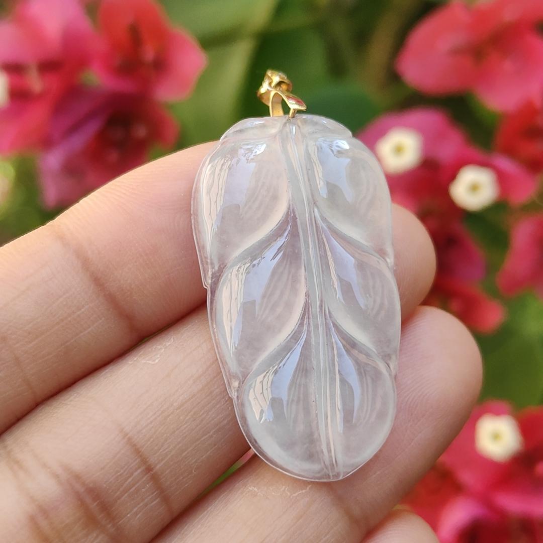 18k Gold Clasp added to this Icy Translucent Natural Type A Jadeite Pendant leaf symbols of Health, longevity and prosperity, with certificate included for this jadeite weigh 5.22 grams, 34.8 * 19.7 * 4.3 mm, suitable for daily wear (18kp2) Yi Pin Qian