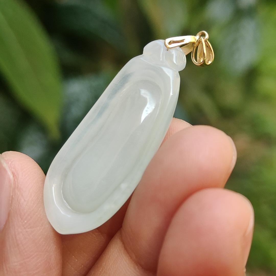Semi Icy Natural Type A Jadeite Jade crafted with Blessing Melon as Pendant adding 18k gold clasp with certificate weigh 7.46 grams, measurement 36.3 * 14.5 * 8.3 mm (18kp30) Yi Pin Qian