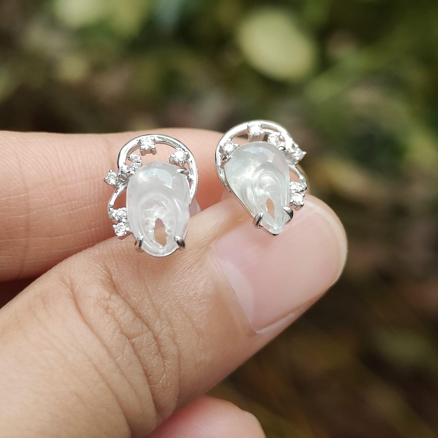 A Pair of High-Quality Natural Type A Jadeite Jade crafted as Crab Claws set with 18k gold as Stud Earrings, certificate weighs 1.89 grams (18k05) Yi Pin Qian Jadeites Jade Jewelry ~Your Precious Quintessential ~ Singapore