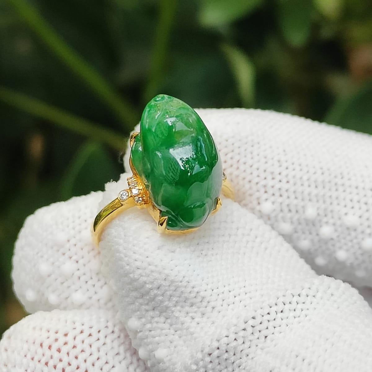 Three Legs Toad Green Natural Type A Jadeite Jade set with 18k as Ring certificate weighs 3.78 grams, measurement 13.6 * 8.7 * 9.6 mm (18kring41) Yi Pin Qian Jadeites Jade Jewelry ~Your Precious Quintessential ~ Singapore