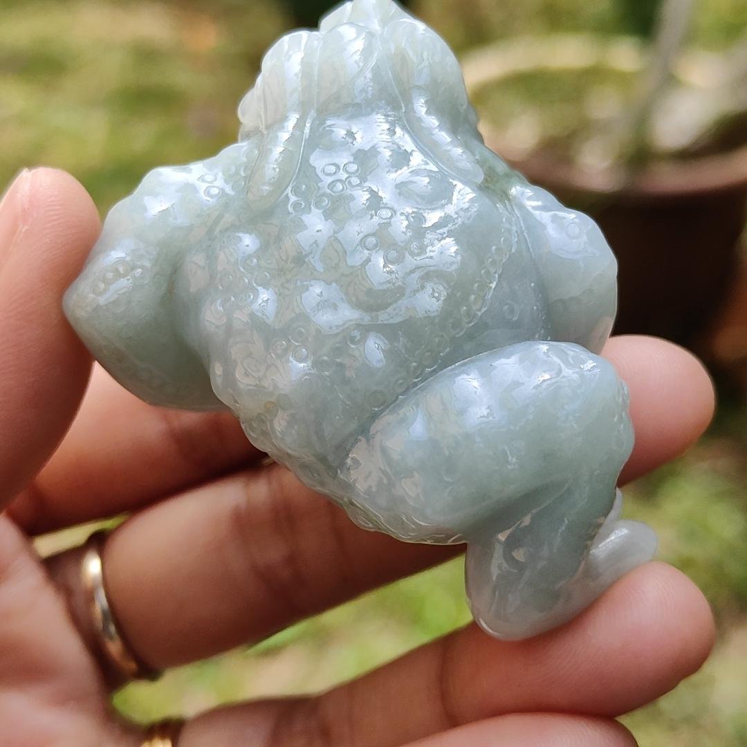 Sales - Quality Natural Type A Jadeite Jade crafted as Three Legs Toad for display or hand-held piece with certificate weigh 84.27 grams, measurement 61.6 * 48.3 * 26 mm (hand4) Yi Pin Qian