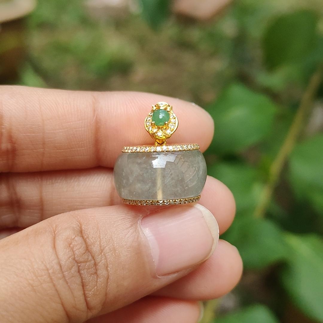 Premium Icy Natural Type A Jadeite Jade crafted and set on 18k gold with the shape of Drum as pendant, adding diamonds and 1 green cabochon, certificate included weigh 4.72 grams, measurement 10.1 * 16.7 (18kp22) Yi Pin Qian