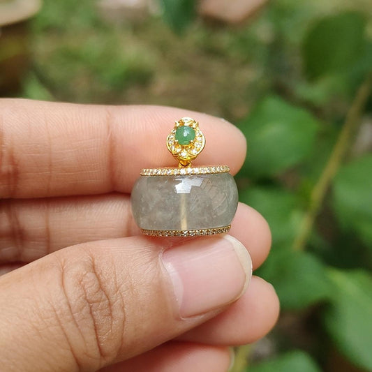 Premium Icy Natural Type A Jadeite Jade crafted and set on 18k gold with the shape of Drum as pendant, adding diamonds and 1 green cabochon, certificate included weigh 4.72 grams, measurement 10.1 * 16.7 (18kp22) Yi Pin Qian