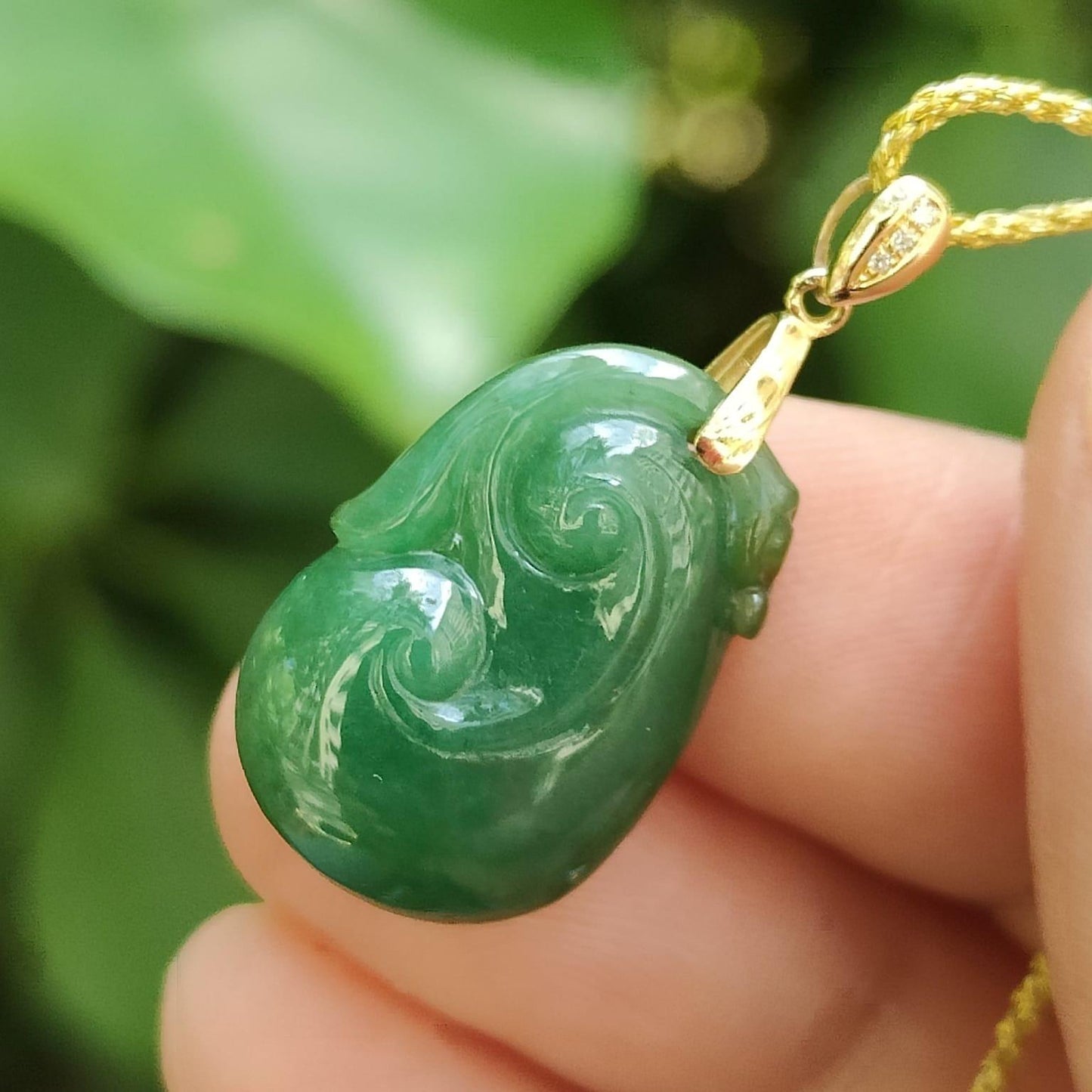 Myanmar Green Ruyi Pendant – Heirloom-Quality Jadeite, 18K Gold & Diamonds (GD2203H017670 Sku: 18kp108) Yi Pin Qian Jadeites Jade Jewelry ~Your Precious Quintessential ~ Singapore