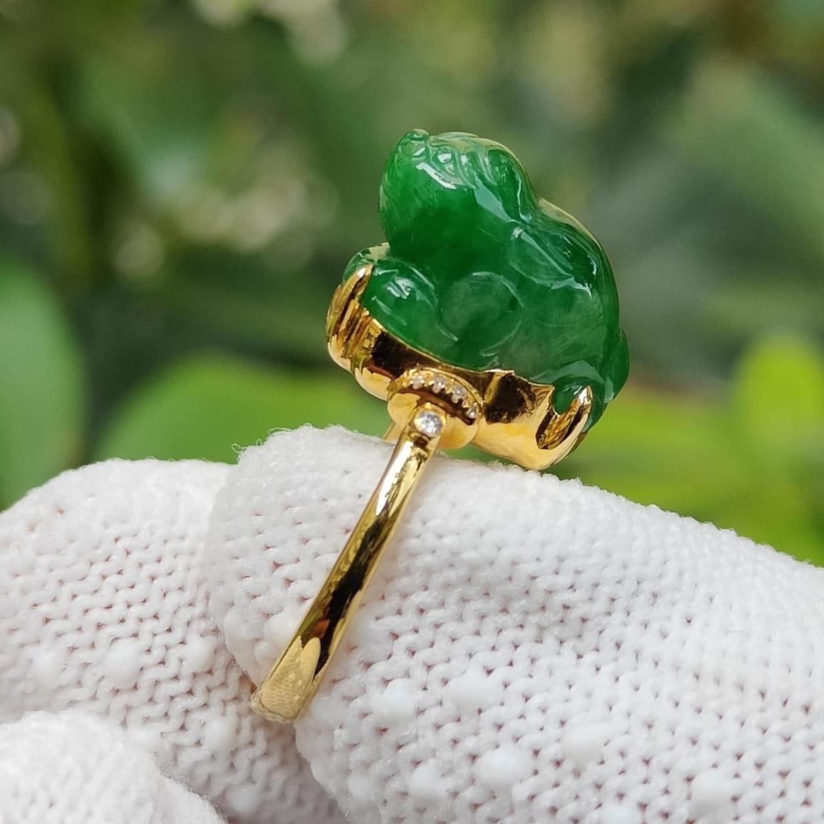 Three Legs Toad Green Natural Type A Jadeite Jade set with 18k as Ring certificate weighs 3.78 grams, measurement 13.6 * 8.7 * 9.6 mm (18kring41) Yi Pin Qian Jadeites Jade Jewelry ~Your Precious Quintessential ~ Singapore