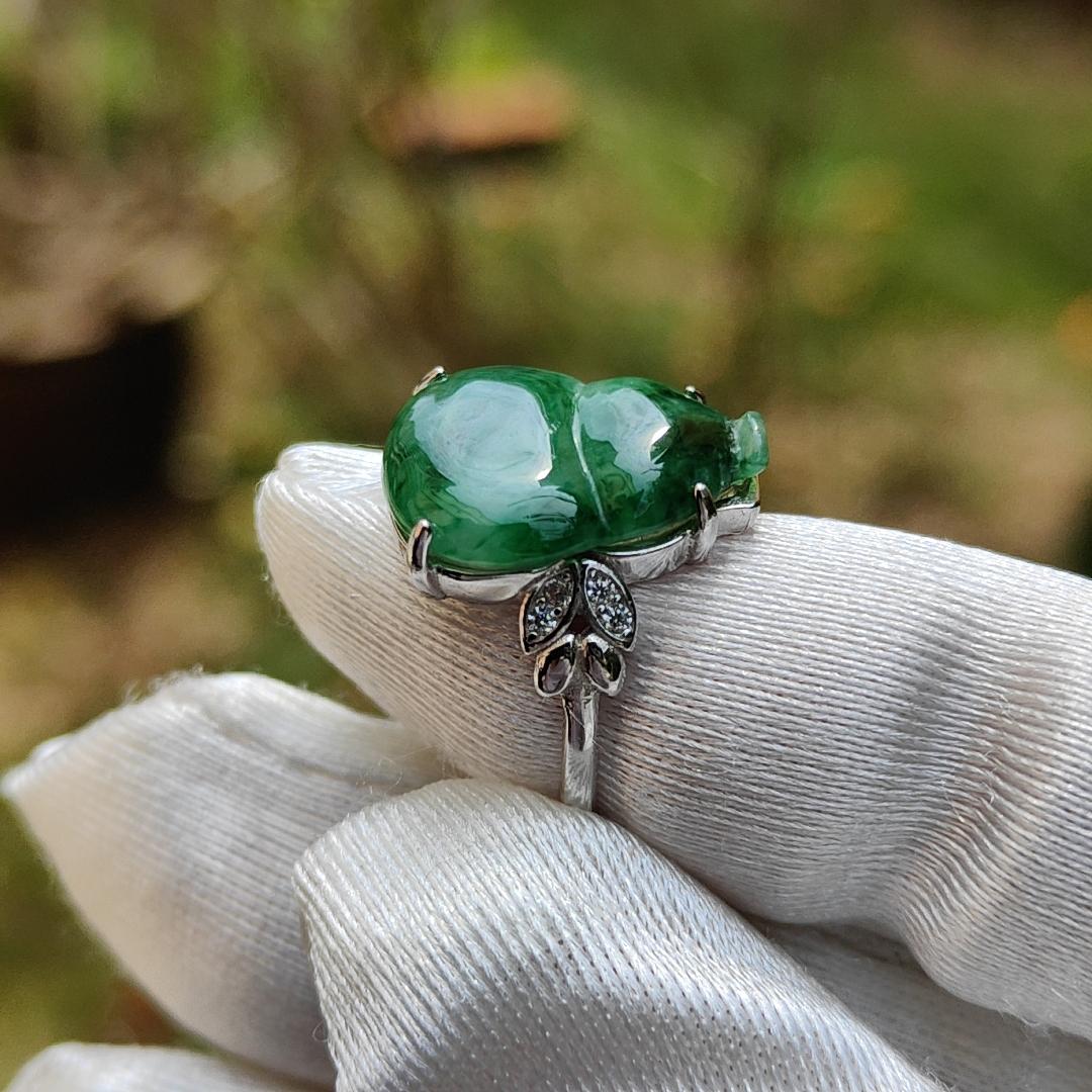 Quality Spicy Green Natural Type A Jadeite Jade crafted with the shape of Gourd set on S925 as an adjustable Ring with certificate weigh 2.67 grams, measurement 15.6 * 11.8 * 2.7 mm (s925ring8) Yi Pin Qian