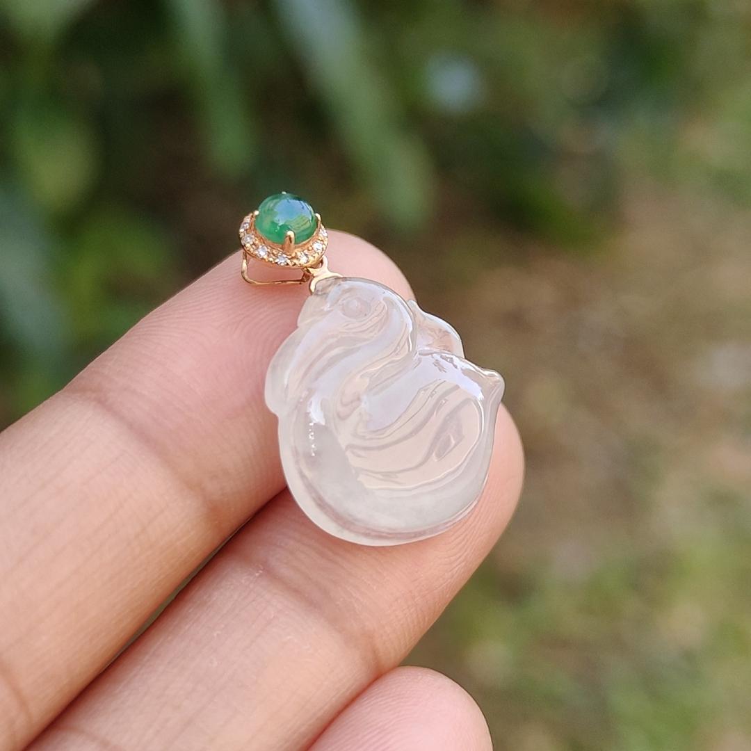 Icy Translucent Natural Type A Jadeite Jade crafted as Swan set on 18k gold clasp with certificate weighs 2.48 grams, measurement 16.9 * 16.3 * 5.1 mm (18kp37) Yi Pin Qian