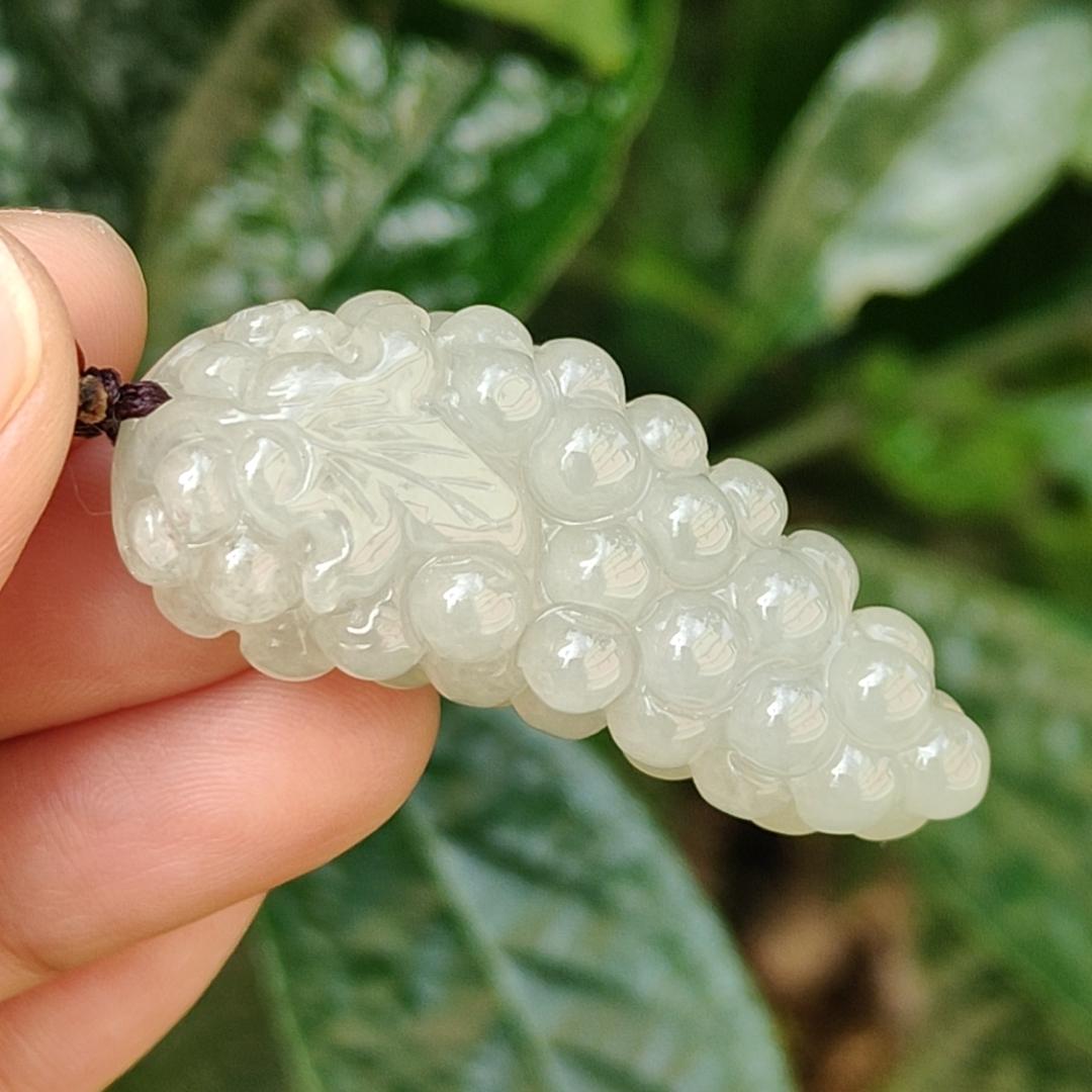 Semi Icy Natural Type A Jadeite Pendant Necklace crafted with Grapes symbols of A huge profit, suitable for businessmen, certificate weigh 19.72 grams, 44.8 * 19 * 13.3 mm (pendant161) Yi Pin Qian