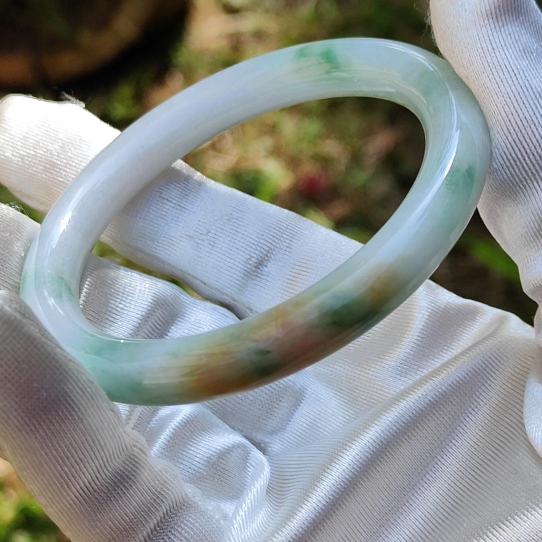 Premium Quality Green and Yellow Natural Type A Jadeite Jade crafted with shapes of Perfect Circle represent Blessed shape bangle, with certificate weigh 36.75 grams, measurement 8.6 * 8.3 (bangle2) Yi Pin Qian