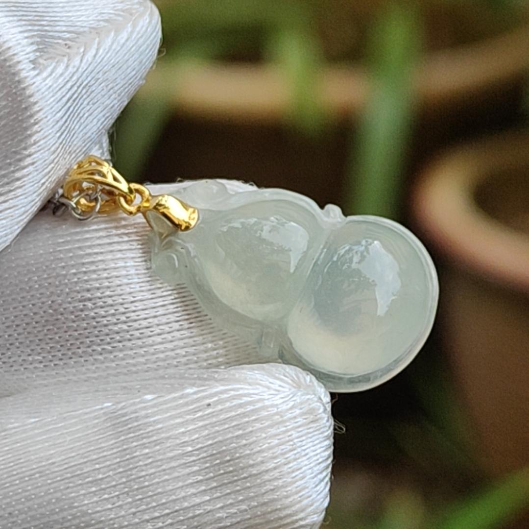Premium Light Green Hue Natural Type A Jadeite Jade crafted with shape of Gourd as Pendant set with 18k Clasp, certificate weigh 2.36 grams, measurement 20.5 * 12.9 * 5.9 mm (18kp31) Yi Pin Qian Jadeites Jade Jewelry ~Your Precious Quintessential ~ Singapore