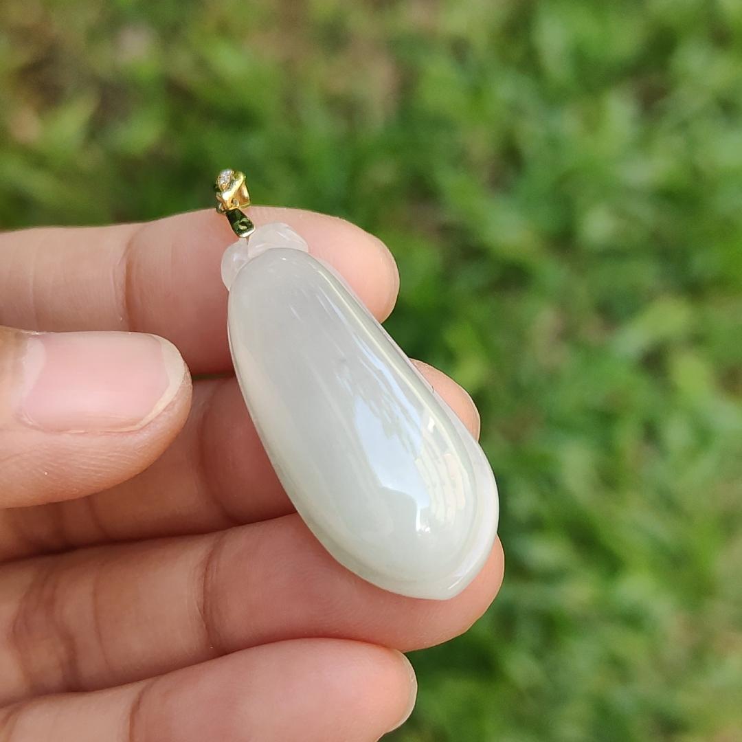Semi Icy Natural Type A Jadeite Jade crafted with Blessing Melon as Pendant adding 18k gold clasp with certificate weigh 7.46 grams, measurement 36.3 * 14.5 * 8.3 mm (18kp30) Yi Pin Qian