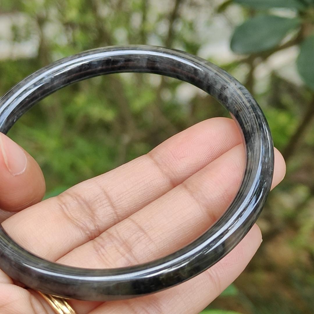 57.8 Perfect Circle Bangle on Natural Type A Jadeite Jade certificate weighs 24 grams, measurement 6.6 * 6.6 mm (bangle26) Yi Pin Qian Jadeites Jade Jewelry ~Your Precious Quintessential ~ Singapore