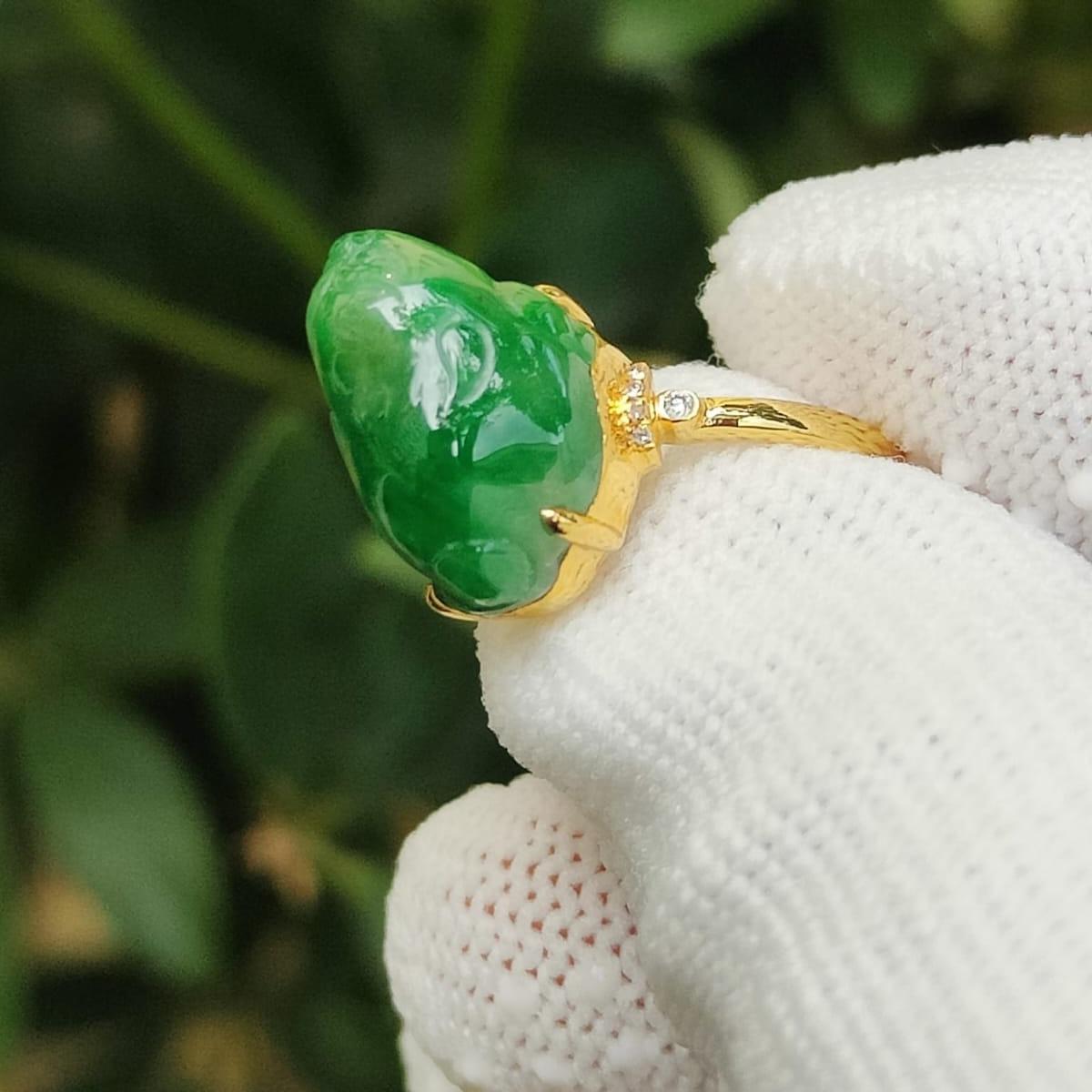 Three Legs Toad Green Natural Type A Jadeite Jade set with 18k as Ring certificate weighs 3.78 grams, measurement 13.6 * 8.7 * 9.6 mm (18kring41) Yi Pin Qian Jadeites Jade Jewelry ~Your Precious Quintessential ~ Singapore