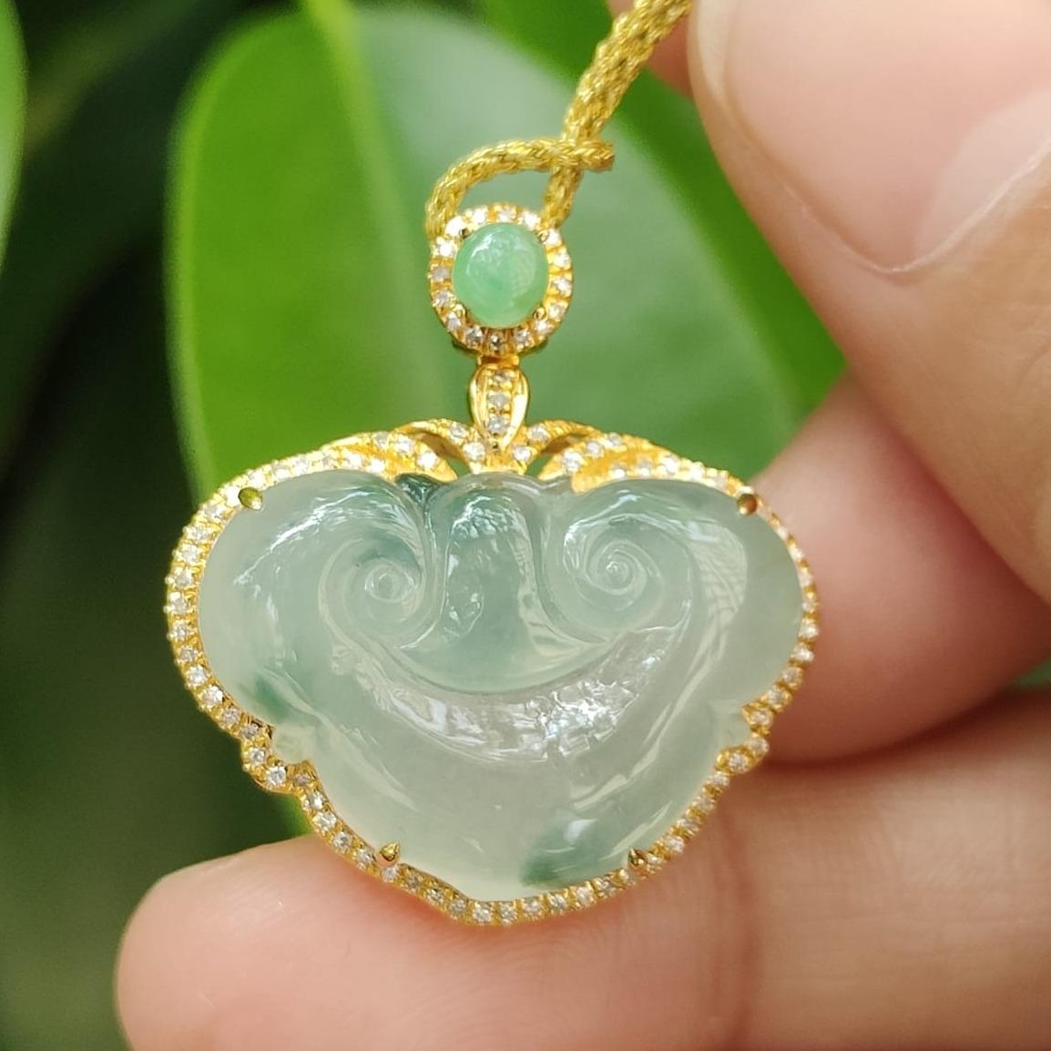New Arrival in Singapore Premium High Quality Natural Type A Jadeite Jade 18k Gold Pendant crafted as Ruyi, certificate weighs 5.51 grams measurement 27.1 * 24.6 * 7.3 mm (18kp74) Yi Pin Qian Jadeites Jade Jewelry ~Your Precious Quintessential ~ Singapore