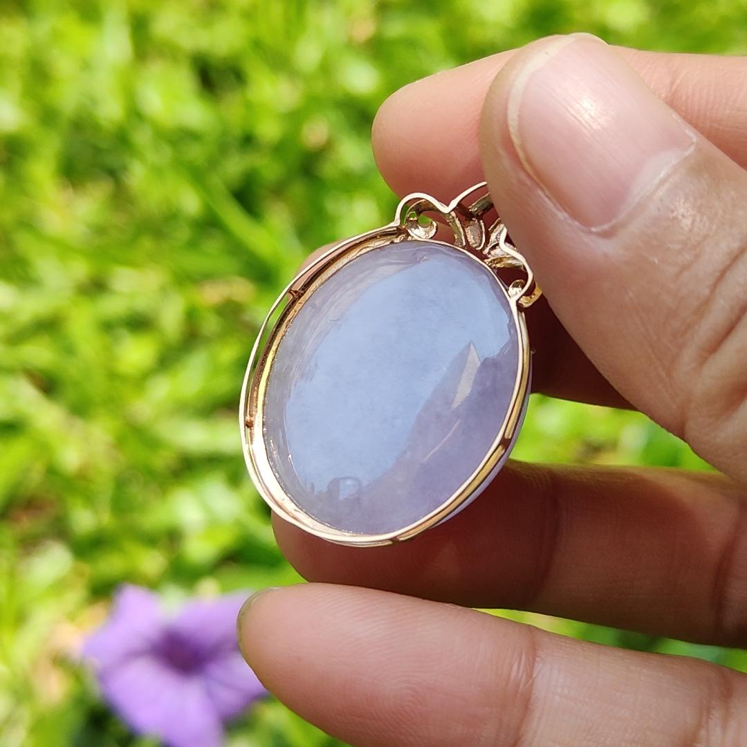 18k Gold setting as pendant with Oval Lavender Cabochon and Green cabochon with NGI Gemstone Report as Natural Type A Jadeite weight 11.80 grams , 24.50 * 21.53 * 11.11 mm , Translucent fine grain crystal aggregate, granular and fibrous texture (18kp7) Yi Pin Qian
