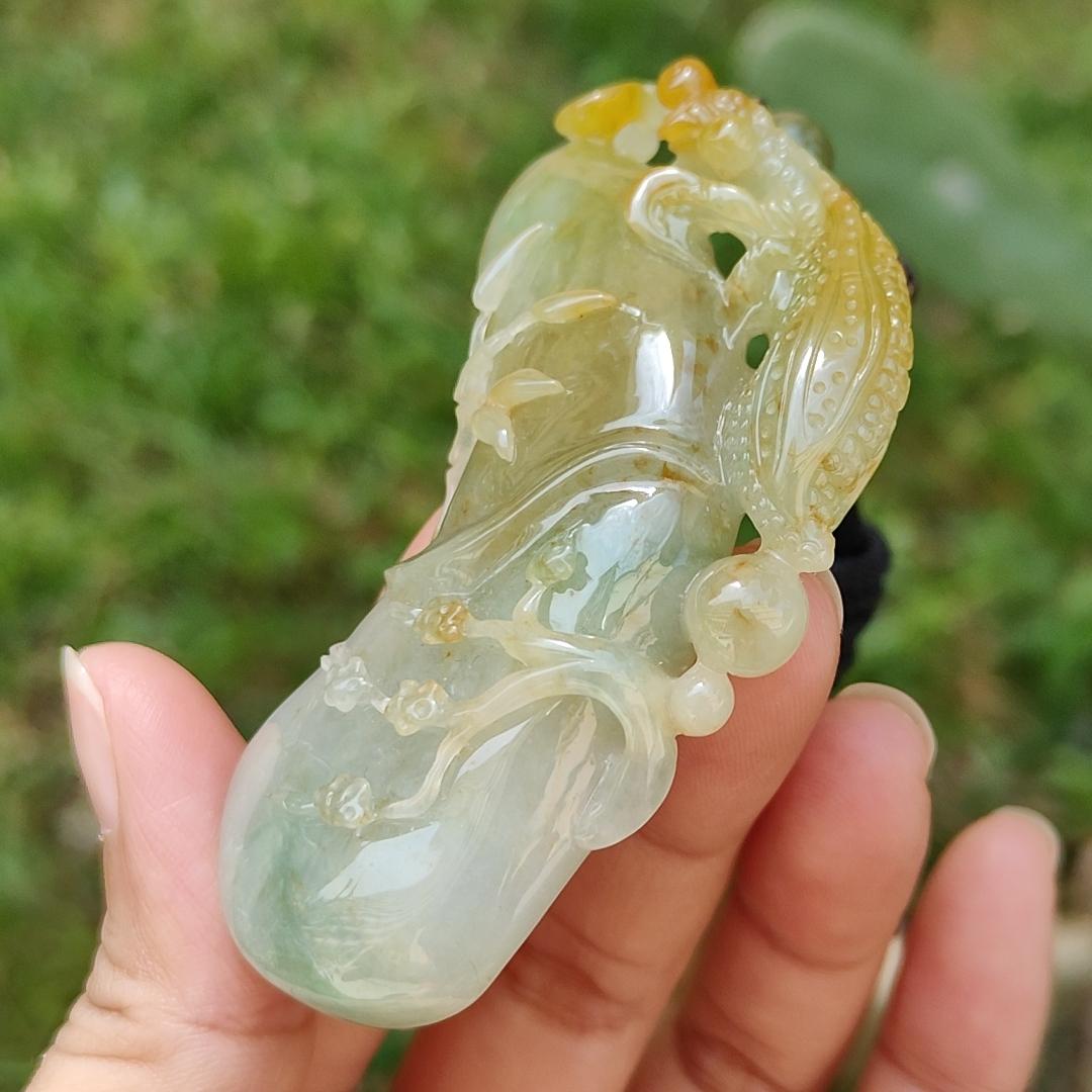 Very Rare Green and Yellow with Red patches Praying Mantis Pendant Necklace Natural Type A Jadeite with certificate included weigh 53.96 grams, 72.5 * 35.5 * 12.8 mm, collectible item Yi Pin Qian