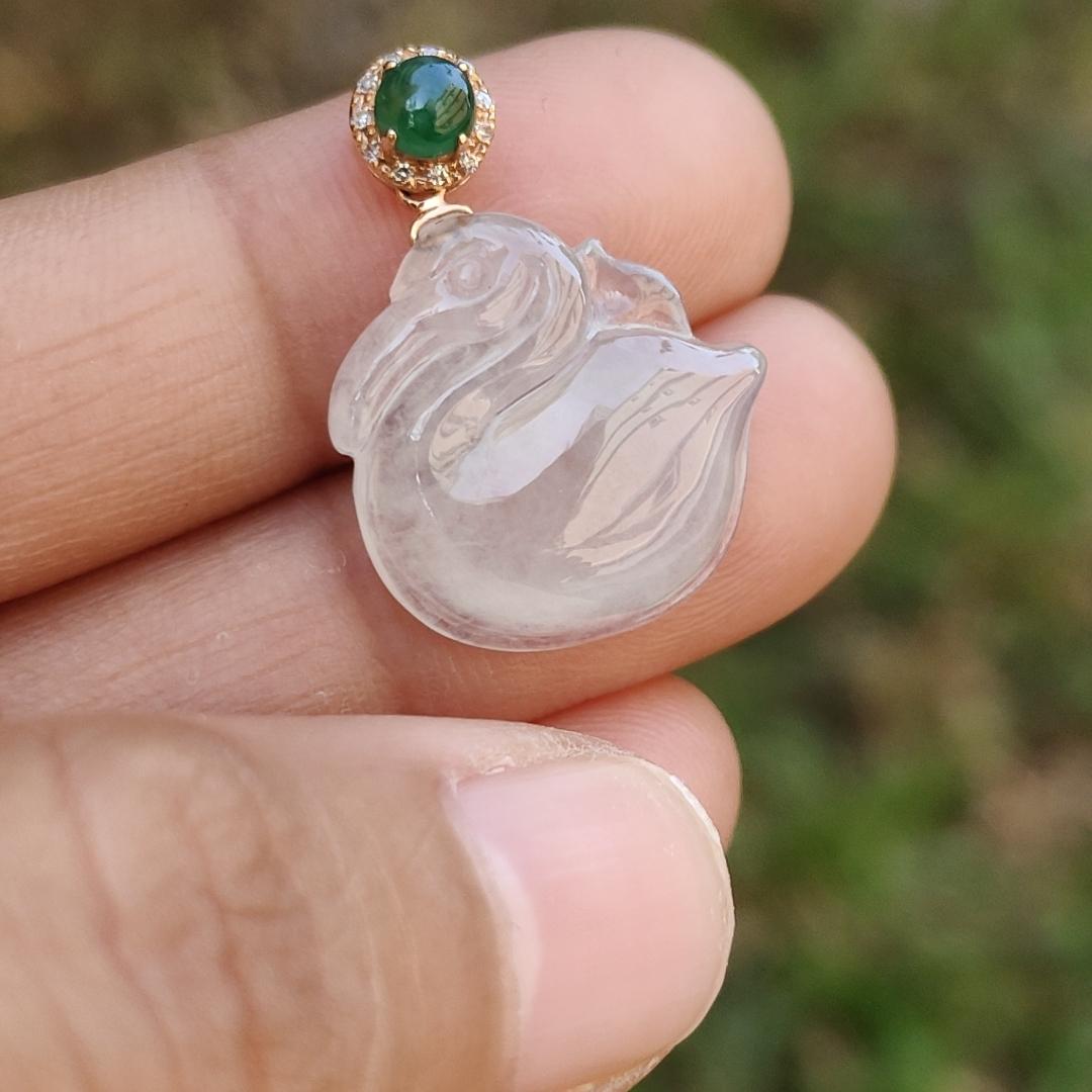 Icy Translucent Natural Type A Jadeite Jade crafted as Swan set on 18k gold clasp with certificate weighs 2.48 grams, measurement 16.9 * 16.3 * 5.1 mm (18kp37) Yi Pin Qian