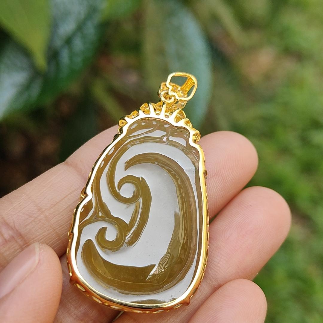 Premium quality Yellow Natural Type A Jadeite Jade set on 18k Gold with diamonds as a pendant necklace with certificate weigh 8.58 grams, measurement 47.6 * 25.5 * 7mm (18kp11) Yi Pin Qian