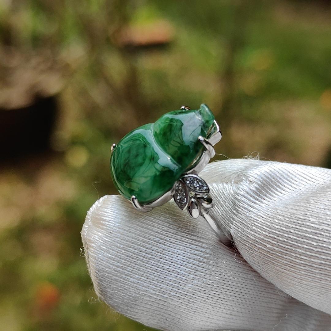 Quality Spicy Green Natural Type A Jadeite Jade crafted with the shape of Gourd set on S925 as an adjustable Ring with certificate weigh 2.67 grams, measurement 15.6 * 11.8 * 2.7 mm (s925ring8) Yi Pin Qian