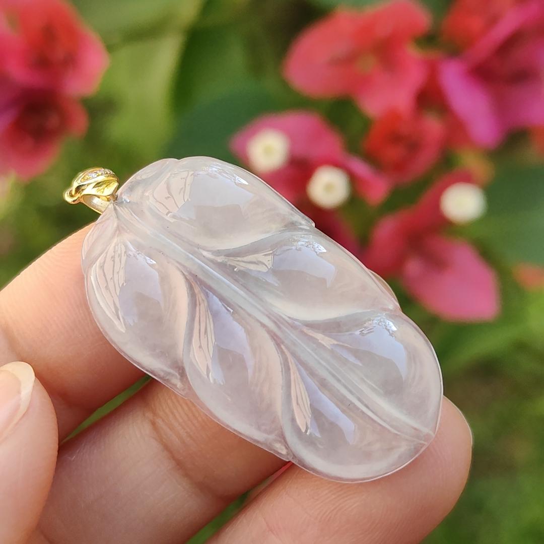 18k Gold Clasp added to this Icy Translucent Natural Type A Jadeite Pendant leaf symbols of Health, longevity and prosperity, with certificate included for this jadeite weigh 5.22 grams, 34.8 * 19.7 * 4.3 mm, suitable for daily wear (18kp2) Yi Pin Qian