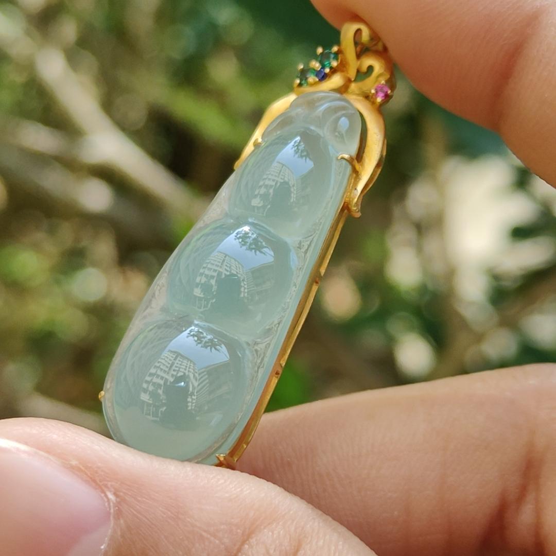 Icy Translucent Premium Quality Natural Type A Jadeite Jade crafted as Bean set on 18k Gold as Pendant, certificate weighs 5.31 grams, measurement 40.6 * 12 * 8 mm (18kp52) Yi Pin Qian