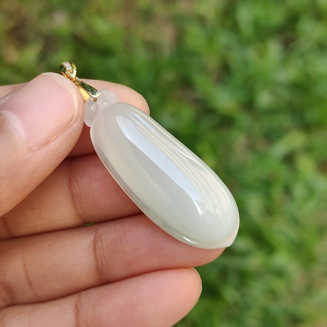 Semi Icy Natural Type A Jadeite Jade crafted with Blessing Melon as Pendant adding 18k gold clasp with certificate weigh 7.46 grams, measurement 36.3 * 14.5 * 8.3 mm (18kp30) Yi Pin Qian