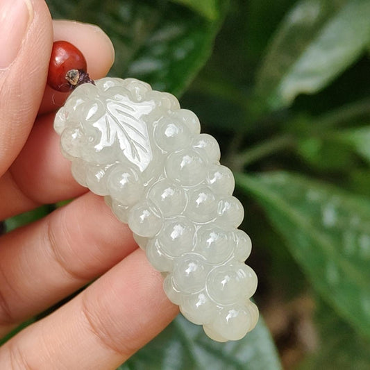 Semi Icy Natural Type A Jadeite Pendant Necklace crafted with Grapes symbols of A huge profit, suitable for businessmen, certificate weigh 19.72 grams, 44.8 * 19 * 13.3 mm (pendant161) Yi Pin Qian