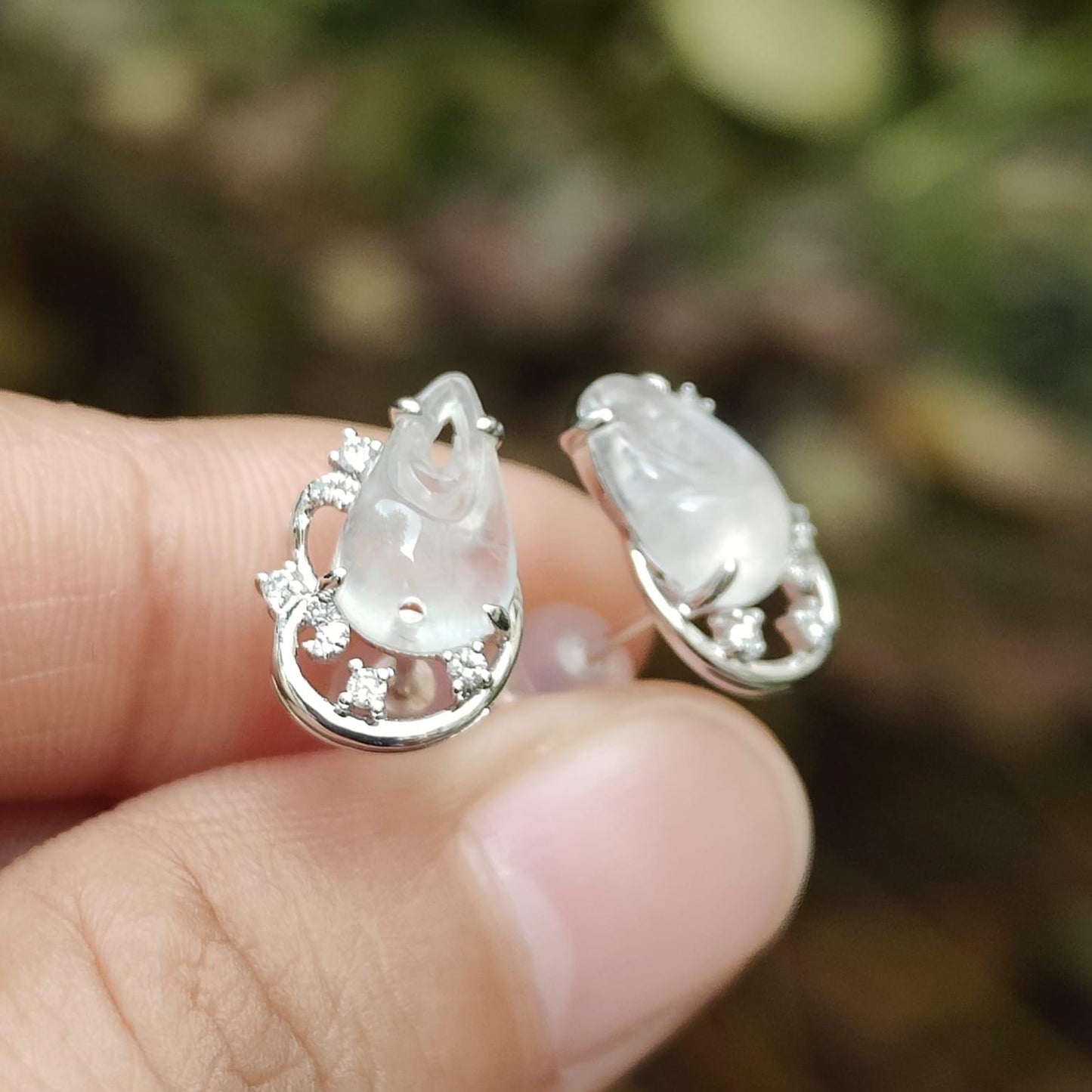 A Pair of High-Quality Natural Type A Jadeite Jade crafted as Crab Claws set with 18k gold as Stud Earrings, certificate weighs 1.89 grams (18k05) Yi Pin Qian Jadeites Jade Jewelry ~Your Precious Quintessential ~ Singapore