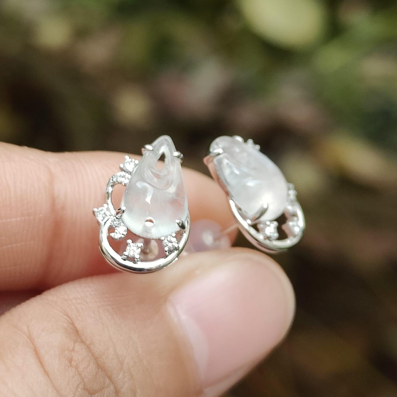 A Pair of High-Quality Natural Type A Jadeite Jade crafted as Crab Claws set with 18k gold as Stud Earrings, certificate weighs 1.89 grams (18k05) Yi Pin Qian Jadeites Jade Jewelry ~Your Precious Quintessential ~ Singapore