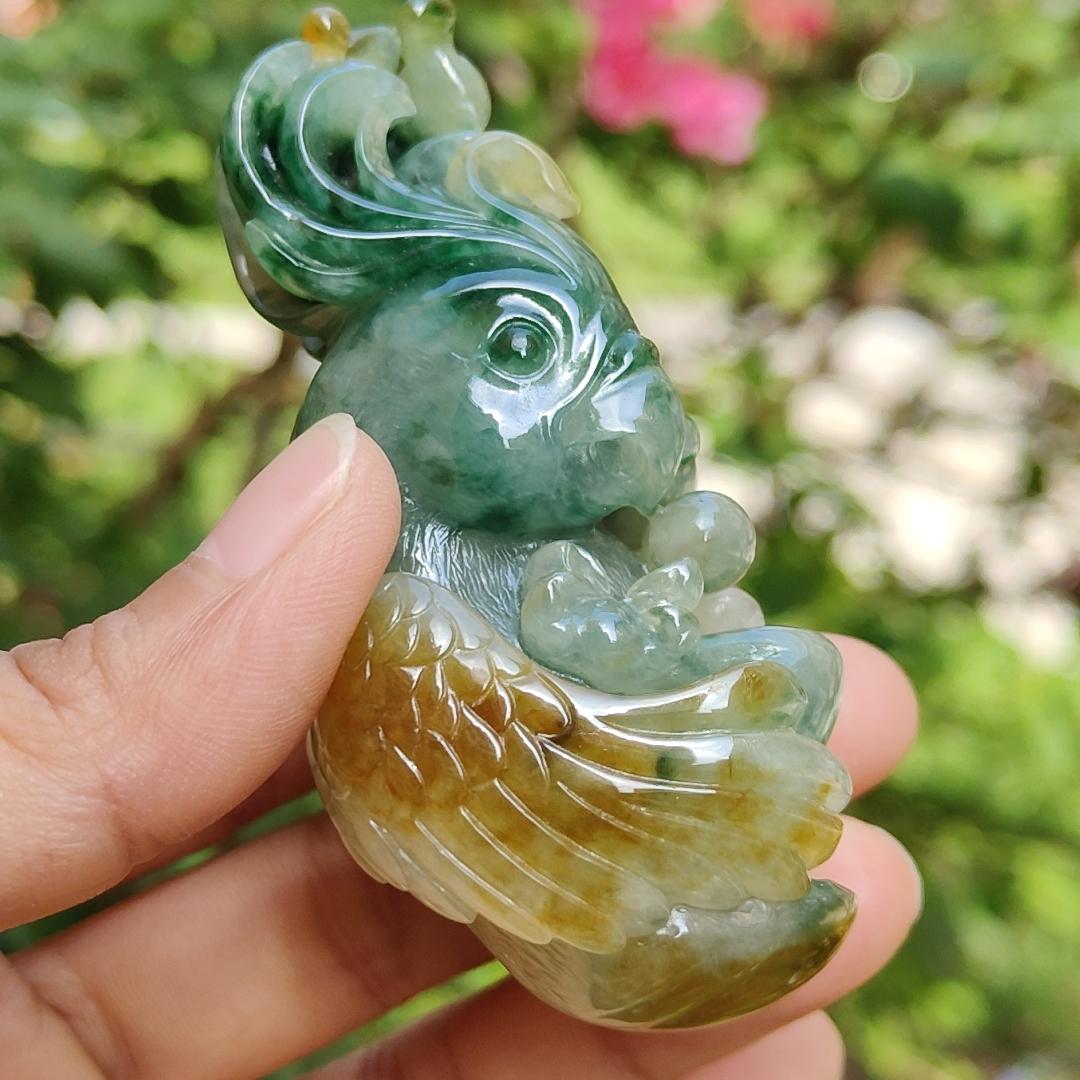Super Rare Multi Tones Collectible Natural Type A Jadeite Jade crafted with Parrot for Handheld, certificate weighs 121.86 grams, measurement 76 * 42.5 * 34.3 mm (hand7) Yi Pin Qian