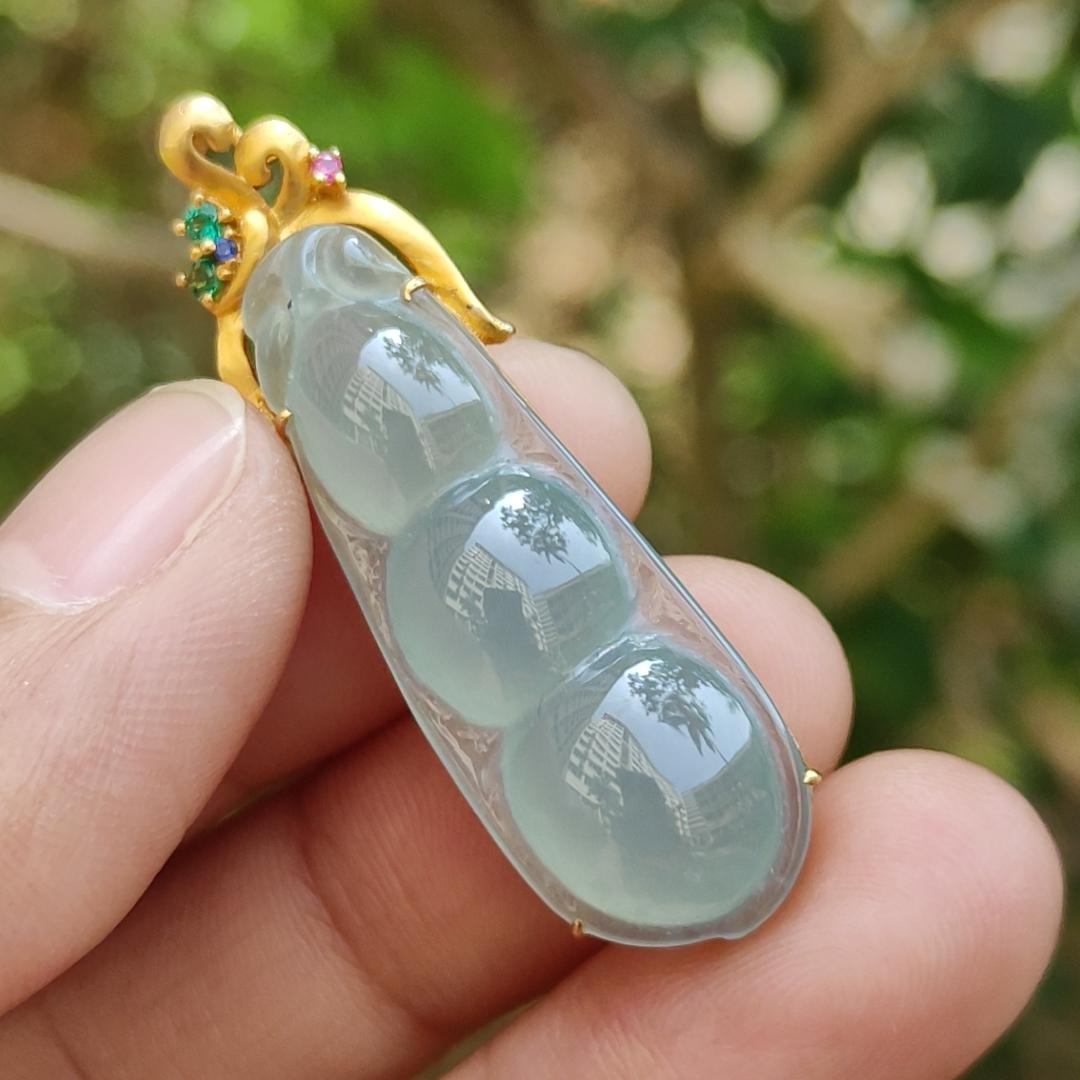 Icy Translucent Premium Quality Natural Type A Jadeite Jade crafted as Bean set on 18k Gold as Pendant, certificate weighs 5.31 grams, measurement 40.6 * 12 * 8 mm (18kp52) Yi Pin Qian