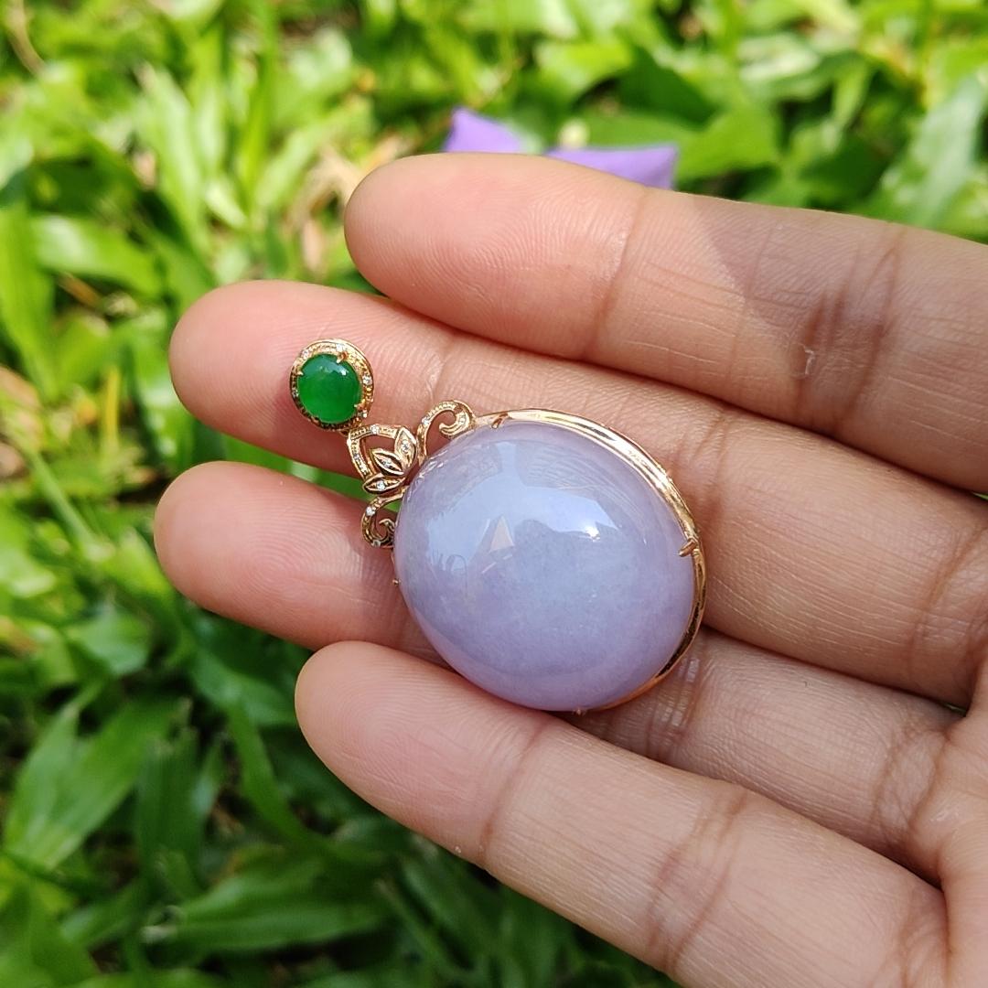 18k Gold setting as pendant with Oval Lavender Cabochon and Green cabochon with NGI Gemstone Report as Natural Type A Jadeite weight 11.80 grams , 24.50 * 21.53 * 11.11 mm , Translucent fine grain crystal aggregate, granular and fibrous texture (18kp7) Yi Pin Qian