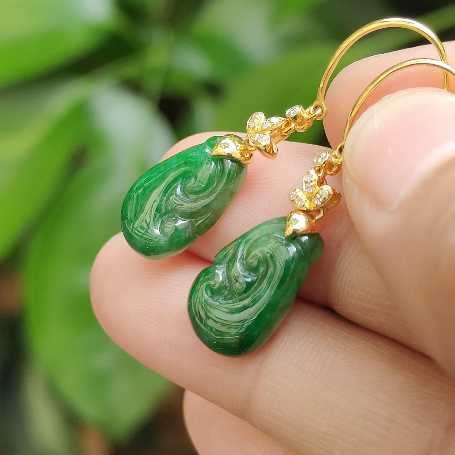 A Pair of Green Ruyi crafted on Natural Type A Jadeite Jade 18k Hook Earrings, Certificate weighs 3.26 grams (18k07) Yi Pin Qian Jadeites Jade Jewelry ~Your Precious Quintessential ~ Singapore
