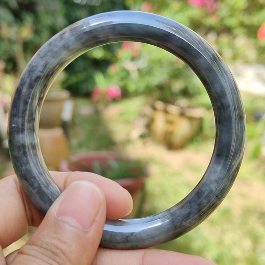 Quality Black wuji Natural Type A Jadeite Jade crafted with shape of Perfect Circle as Bangle Bracelet with certificate weigh 44.55 grams, measurement 9.1 * 9.2 mm, wrist size = 54mm (bangle3) Yi Pin Qian