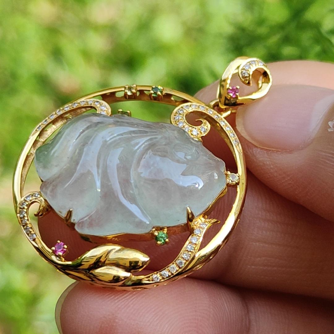 Premium Quality Icy Translucent Natural Type A Jadeite Jade crafted as fish set on 18k gold as Pendant, certificate weighs 5.5 grams, measurement 35.7 * 28.2 * 9mm (18kp53) Yi Pin Qian