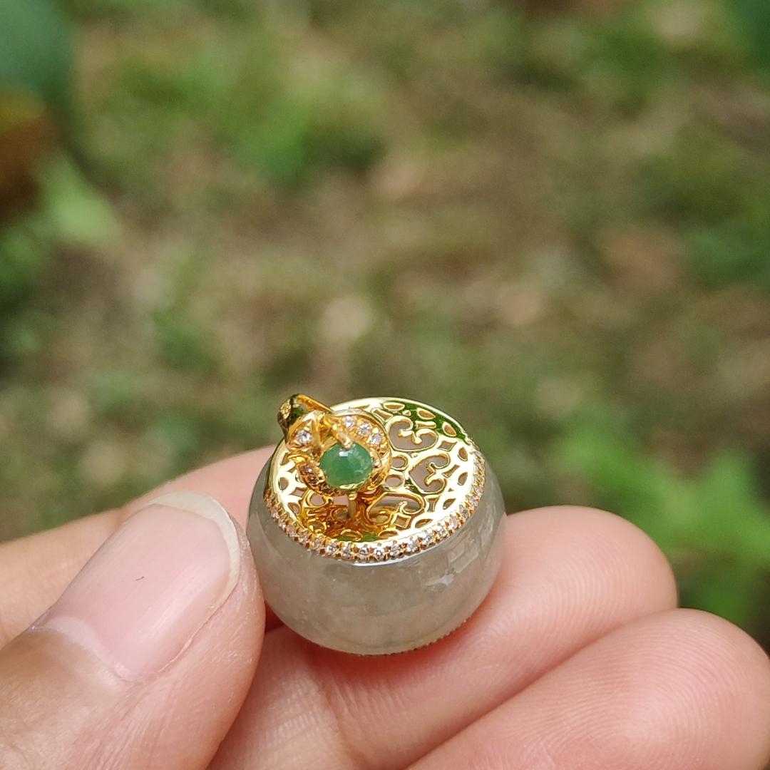 Premium Icy Natural Type A Jadeite Jade crafted and set on 18k gold with the shape of Drum as pendant, adding diamonds and 1 green cabochon, certificate included weigh 4.72 grams, measurement 10.1 * 16.7 (18kp22) Yi Pin Qian