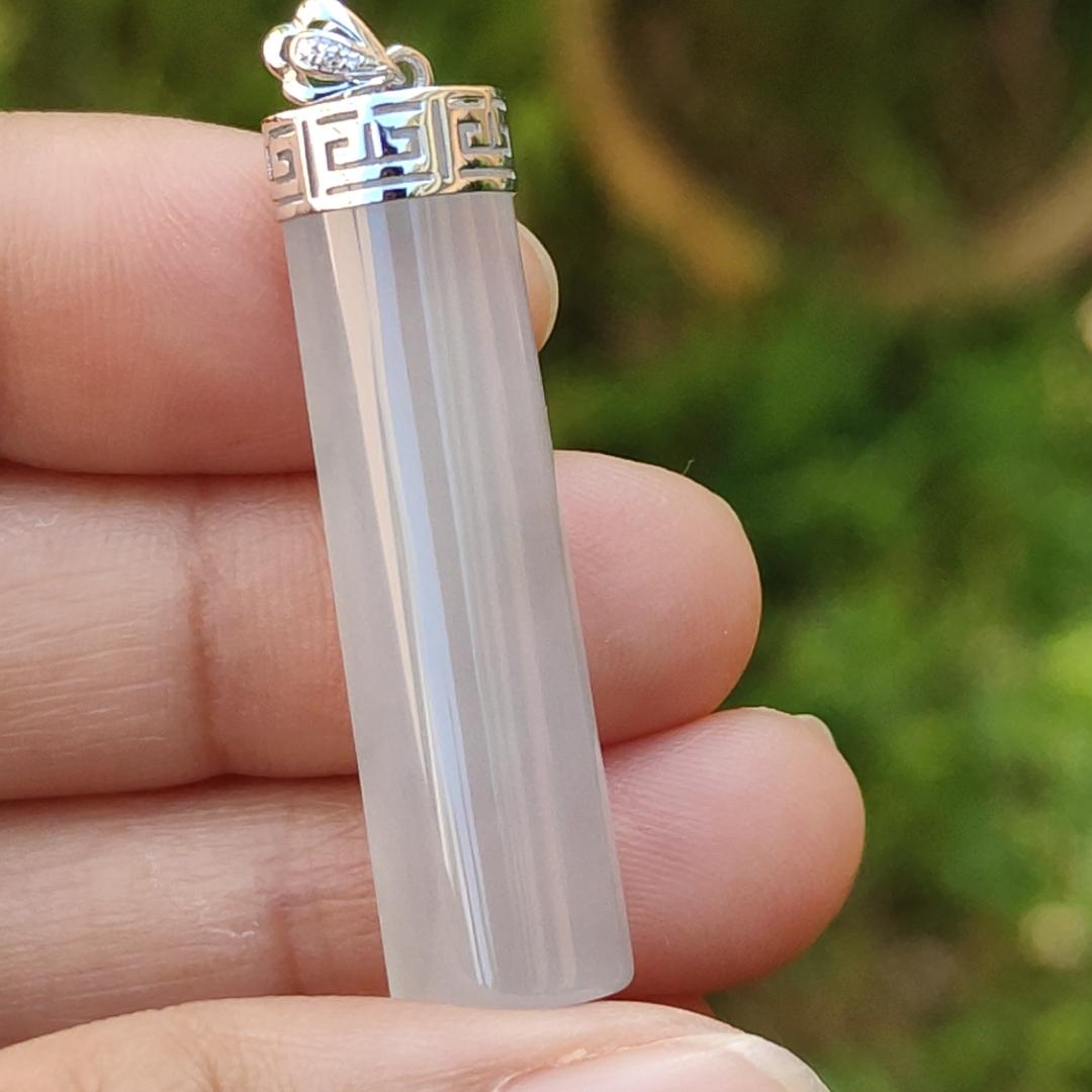 18k Gold Setting Natural Type A Jadeite Pendant carved with nothing, symbols of Safe, smooth and steady, certificate included weigh 6.85 grams, 35.7 * 9.2 * 7.7 mm, very suitable for daily wear (18kp1) Yi Pin Qian
