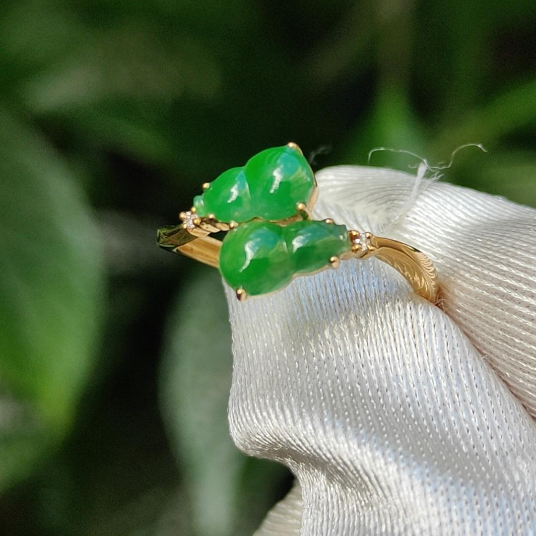 18k setting Natural Type A Jadeite Ring Crafted with two premium fine green gourd and diamonds, with certificate weigh 1.50 grams, 8 * 4.8 * 2.1 mm, Finger size 16.1 mm (18kring12) Yi Pin Qian