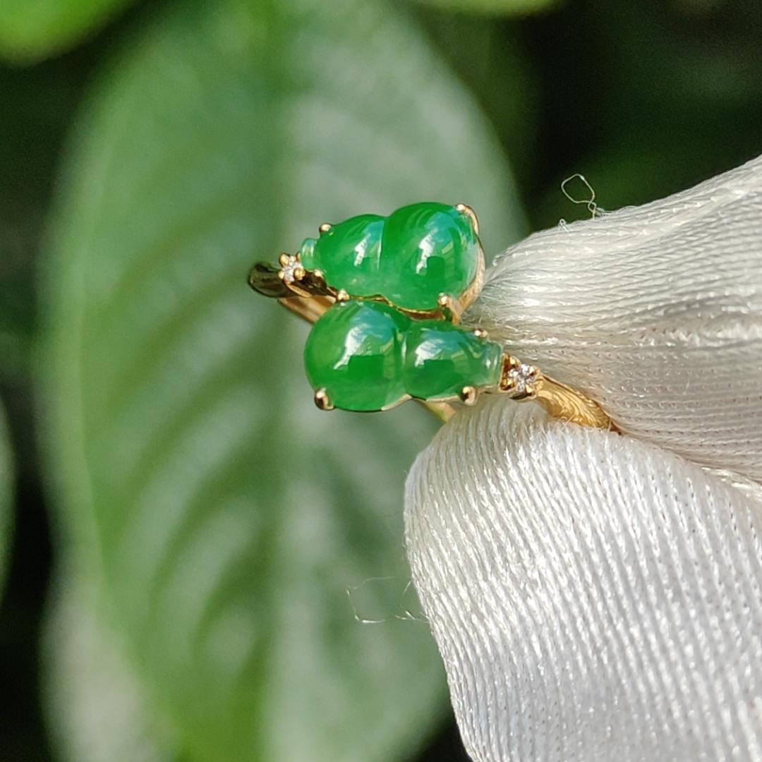 18k setting Natural Type A Jadeite Ring Crafted with two premium fine green gourd and diamonds, with certificate weigh 1.50 grams, 8 * 4.8 * 2.1 mm, Finger size 16.1 mm (18kring12) Yi Pin Qian