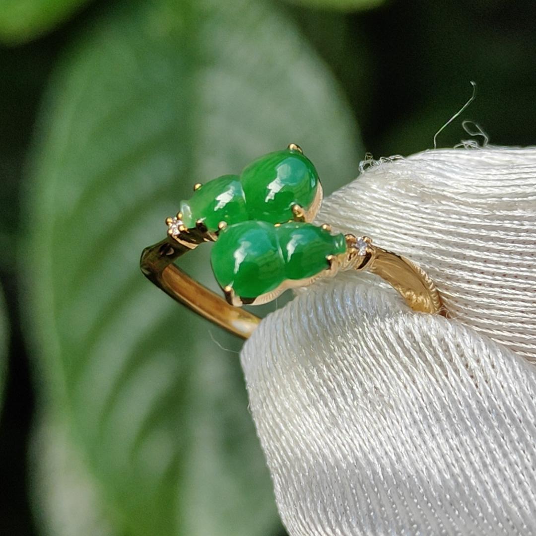 18k setting Natural Type A Jadeite Ring Crafted with two premium fine green gourd and diamonds, with certificate weigh 1.50 grams, 8 * 4.8 * 2.1 mm, Finger size 16.1 mm (18kring12) Yi Pin Qian