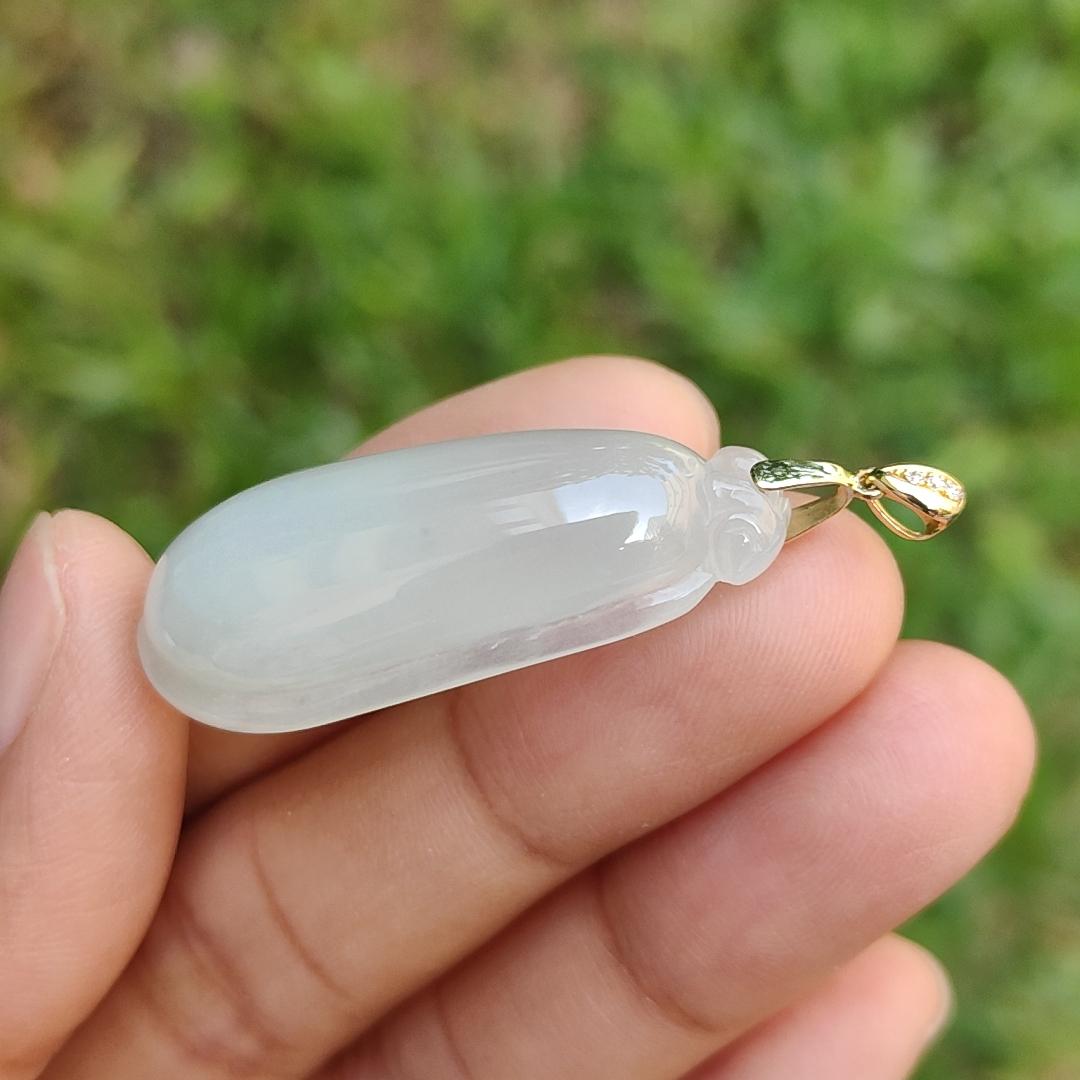 Semi Icy Natural Type A Jadeite Jade crafted with Blessing Melon as Pendant adding 18k gold clasp with certificate weigh 7.46 grams, measurement 36.3 * 14.5 * 8.3 mm (18kp30) Yi Pin Qian