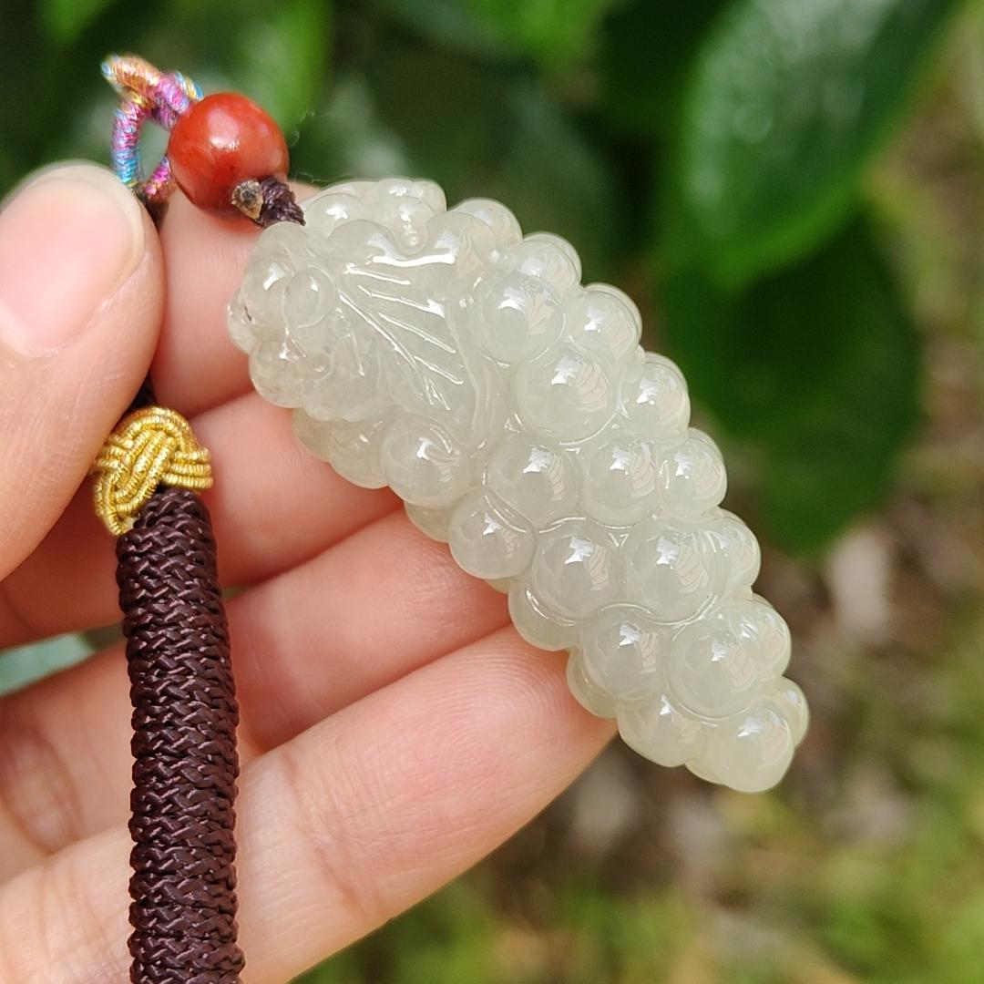 Semi Icy Natural Type A Jadeite Pendant Necklace crafted with Grapes symbols of A huge profit, suitable for businessmen, certificate weigh 19.72 grams, 44.8 * 19 * 13.3 mm (pendant161) Yi Pin Qian