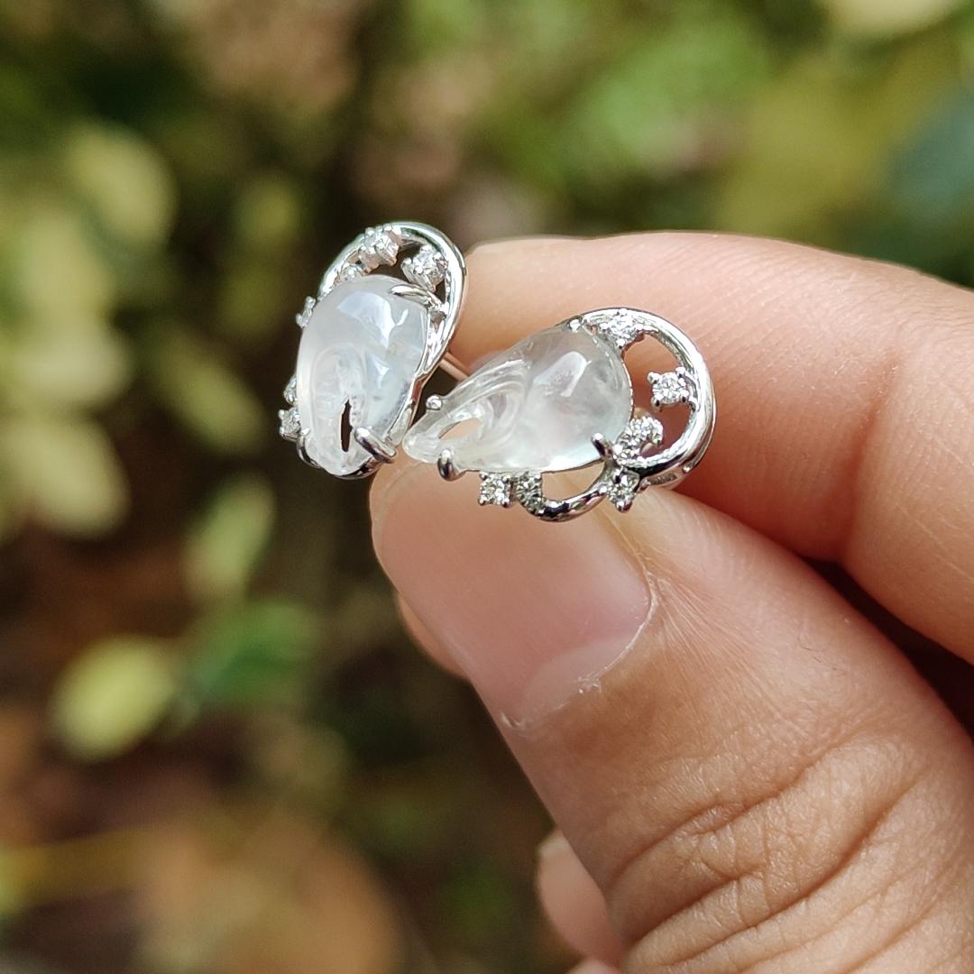 A Pair of High-Quality Natural Type A Jadeite Jade crafted as Crab Claws set with 18k gold as Stud Earrings, certificate weighs 1.89 grams (18k05) Yi Pin Qian Jadeites Jade Jewelry ~Your Precious Quintessential ~ Singapore