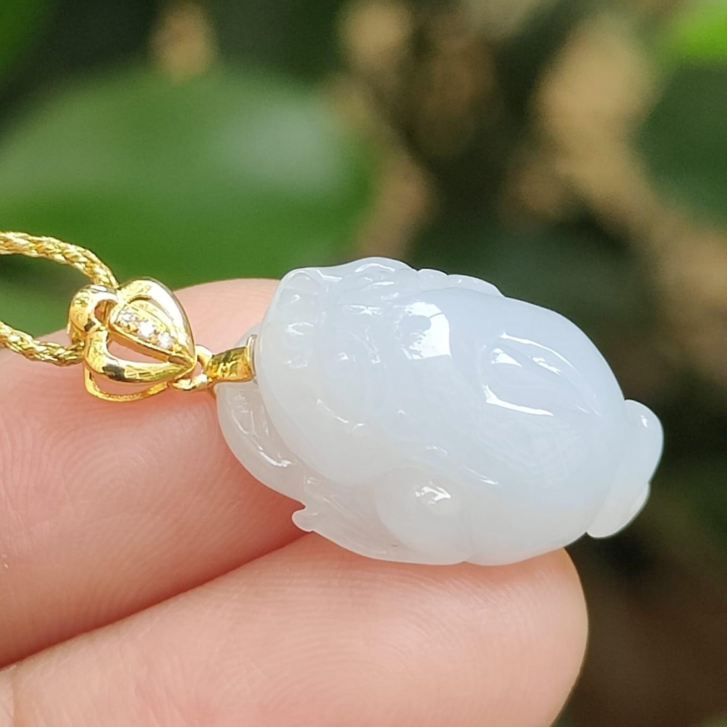 Three Legs Toad Pendant on Light Lavender Natural Type A Jadeite Jade added with 18k clasp certificate weighs 3.76 grams, measurement 19.1 * 13 * 9.1 mm (18kp102) Yi Pin Qian Jadeites Jade Jewelry ~Your Precious Quintessential ~ Singapore