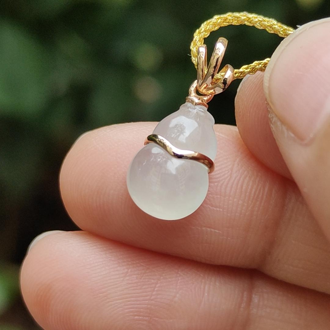 High Quality SG New Arrival crafted as small Gourd on Natural Type A Jadeite Jade set with 18k gold as pendant, certificate weighs 1.01 grams, measurement 18.9 * 8.3 * 4.3 mm (18kp75) Yi Pin Qian Jadeites Jade Jewelry ~Your Precious Quintessential ~ Singapore